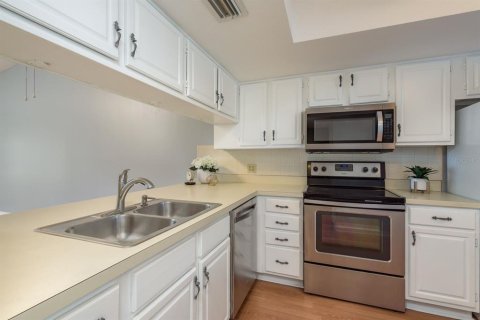 Condo in New Port Richey, Florida, 2 bedrooms № 2390991 - photo 9