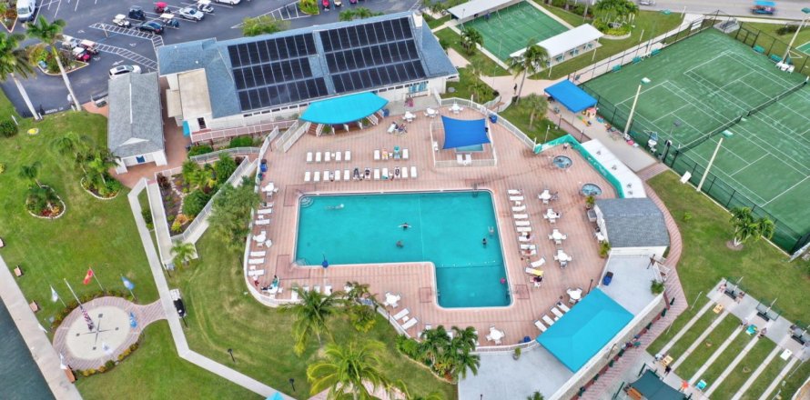 House in Jensen Beach, Florida 2 bedrooms, 120.77 sq.m. № 884375