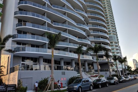 Condo in Miami, Florida, 1 bedroom  № 2041869 - photo 2