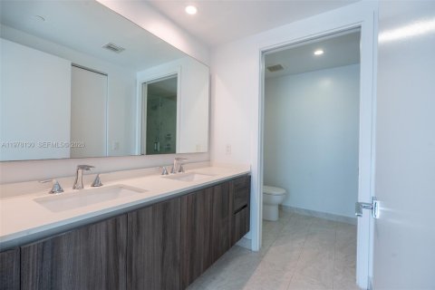 Condo in Miami, Florida, 1 bedroom  № 2041869 - photo 13