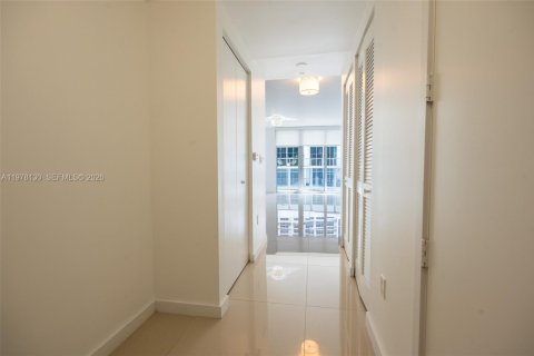 Condo in Miami, Florida, 1 bedroom  № 2041869 - photo 3