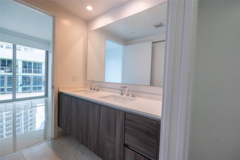 Condo in Miami, Florida, 1 bedroom  № 2041869 - photo 15