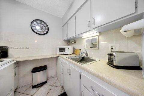 Condo in Hallandale Beach, Florida, 1 bedroom  № 1971766 - photo 8