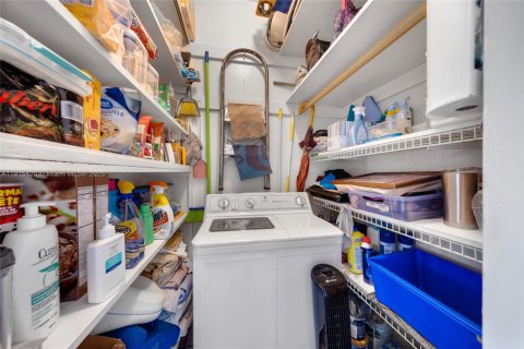 Condo in Hallandale Beach, Florida, 1 bedroom  № 1971766 - photo 12