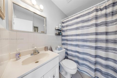 Condo in Hallandale Beach, Florida, 1 bedroom  № 1971766 - photo 11