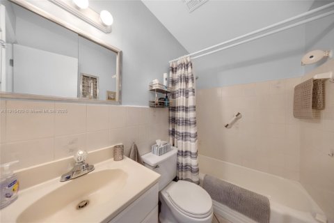 Condo in Hallandale Beach, Florida, 1 bedroom  № 1971766 - photo 10