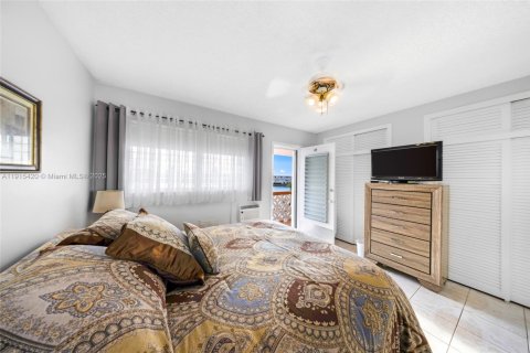 Condo in Hallandale Beach, Florida, 1 bedroom  № 1971766 - photo 15