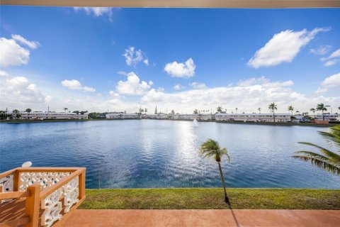Condo in Hallandale Beach, Florida, 1 bedroom  № 1971766 - photo 16