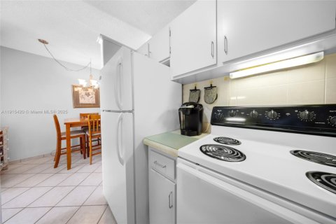 Condo in Hallandale Beach, Florida, 1 bedroom  № 1971766 - photo 9