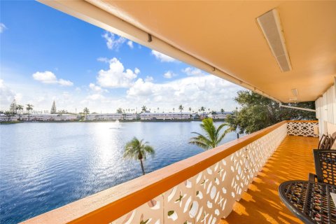 Condo in Hallandale Beach, Florida, 1 bedroom  № 1971766 - photo 18