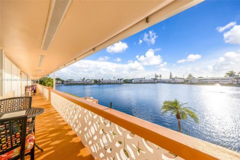 Condo in Hallandale Beach, Florida, 1 bedroom  № 1971766 - photo 17