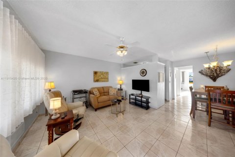 Condo in Hallandale Beach, Florida, 1 bedroom  № 1971766 - photo 2