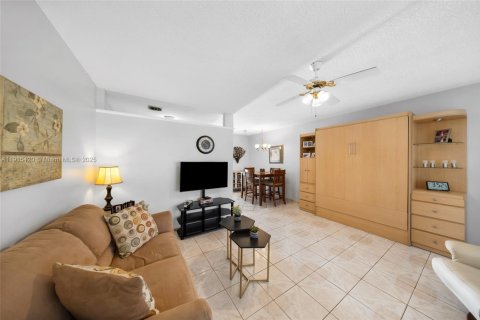 Condo in Hallandale Beach, Florida, 1 bedroom  № 1971766 - photo 4