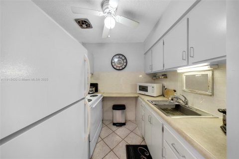Condo in Hallandale Beach, Florida, 1 bedroom  № 1971766 - photo 7