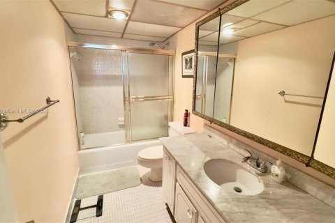 Condo in Hallandale Beach, Florida, 2 bedrooms  № 1929189 - photo 18