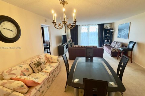 Condo in Hallandale Beach, Florida, 2 bedrooms  № 1929189 - photo 9