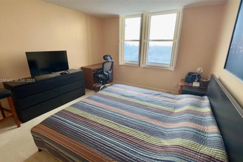 Condo in Hallandale Beach, Florida, 2 bedrooms  № 1929189 - photo 25