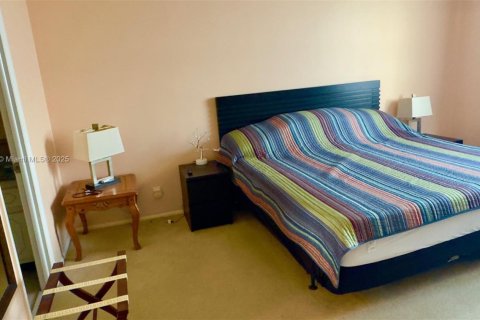 Condo in Hallandale Beach, Florida, 2 bedrooms  № 1929189 - photo 17