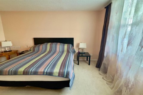 Condo in Hallandale Beach, Florida, 2 bedrooms  № 1929189 - photo 15