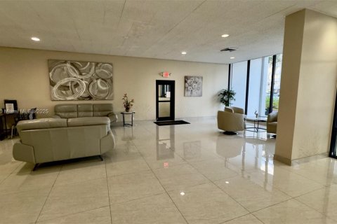Condo in Hallandale Beach, Florida, 2 bedrooms  № 1929189 - photo 30