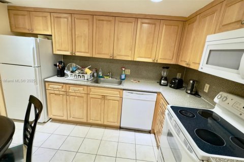 Condo in Hallandale Beach, Florida, 2 bedrooms  № 1929189 - photo 21