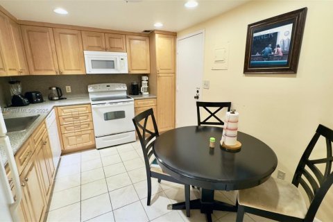 Condo in Hallandale Beach, Florida, 2 bedrooms  № 1929189 - photo 20