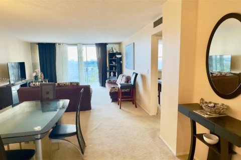 Condo in Hallandale Beach, Florida, 2 bedrooms  № 1929189 - photo 10