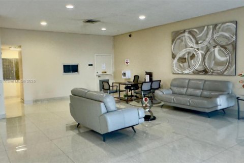 Condo in Hallandale Beach, Florida, 2 bedrooms  № 1929189 - photo 29