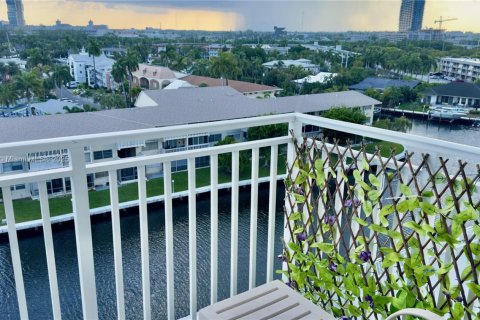 Condo in Hallandale Beach, Florida, 2 bedrooms  № 1929189 - photo 2