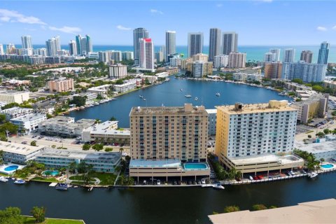 Condo in Hallandale Beach, Florida, 2 bedrooms  № 1929189 - photo 1