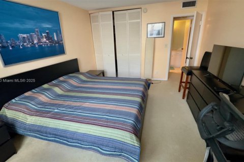 Condo in Hallandale Beach, Florida, 2 bedrooms  № 1929189 - photo 24