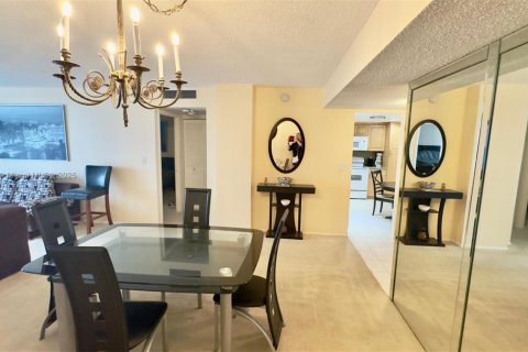 Condo in Hallandale Beach, Florida, 2 bedrooms  № 1929189 - photo 11