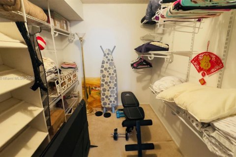 Condo in Hallandale Beach, Florida, 2 bedrooms  № 1929189 - photo 28