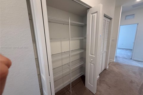 Touwnhouse à louer à Miami, Floride: 4 chambres, 169.08 m2 № 2063171 - photo 2
