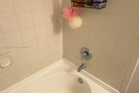 Купить кондоминиум в Саут-Майами, Флорида 2 спальни, 93.83м2, № 1975228 - фото 13