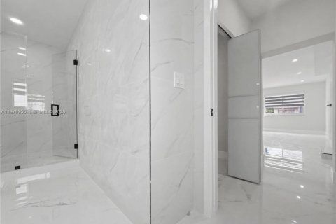 Villa ou maison à vendre à Miami, Floride: 3 chambres, 154.87 m2 № 2032214 - photo 13