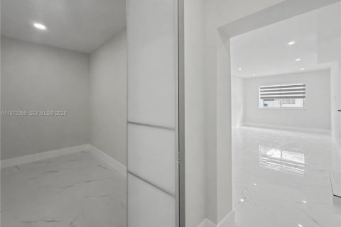 Villa ou maison à vendre à Miami, Floride: 3 chambres, 154.87 m2 № 2032214 - photo 16