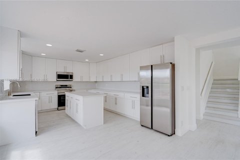 House in Lake Worth, Florida 4 bedrooms, 199.28 sq.m. № 1689515 - photo 10