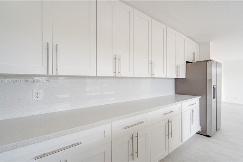 House in Lake Worth, Florida 4 bedrooms, 199.28 sq.m. № 1689515 - photo 12