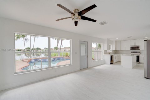 House in Lake Worth, Florida 4 bedrooms, 199.28 sq.m. № 1689515 - photo 8
