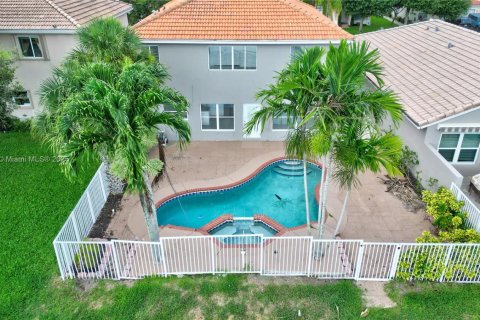 House in Lake Worth, Florida 4 bedrooms, 199.28 sq.m. № 1689515 - photo 2