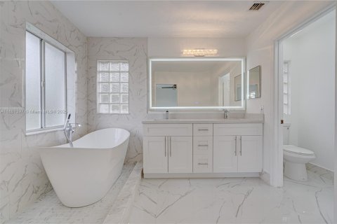 House in Lake Worth, Florida 4 bedrooms, 199.28 sq.m. № 1689515 - photo 17