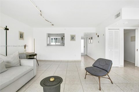 Copropriété à vendre à Miami Beach, Floride: 1 chambre, 66.89 m2 № 1968946 - photo 12
