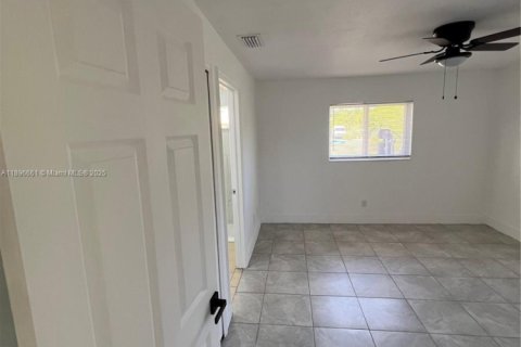 Propiedad comercial en venta en Lehigh Acres, Florida № 1948347 - foto 19