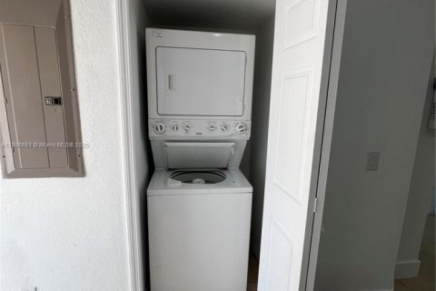 Propiedad comercial en venta en Lehigh Acres, Florida № 1948347 - foto 8