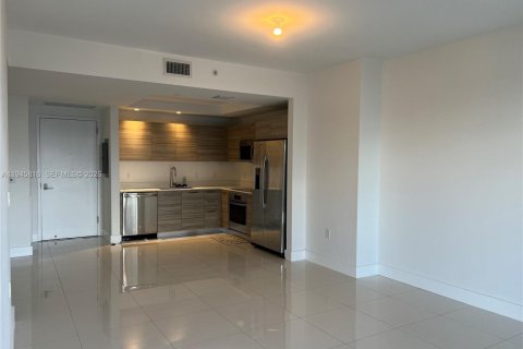 Condo in Miami, Florida, 1 bedroom  № 2001861 - photo 2