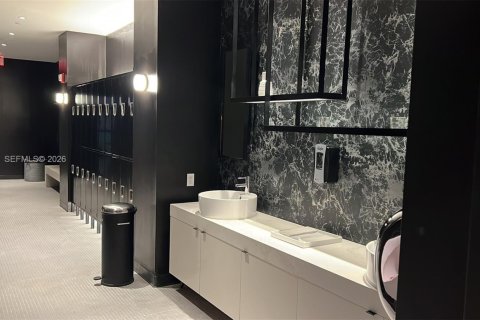 Condo in Miami, Florida, 1 bedroom  № 2001861 - photo 24