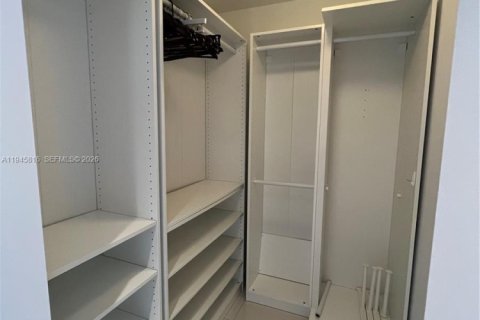 Condo in Miami, Florida, 1 bedroom  № 2001861 - photo 9