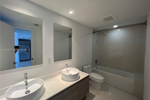 Condo in Miami, Florida, 1 bedroom  № 2001861 - photo 5