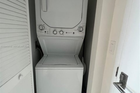 Condo in Miami, Florida, 1 bedroom  № 2001861 - photo 10